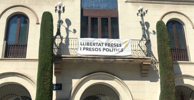 La pancarta que hasta hoy colgaba en el balcón del Ayuntamiento de Badalona. - TWITTER DE XAVIER GARCÍA ALBIOL