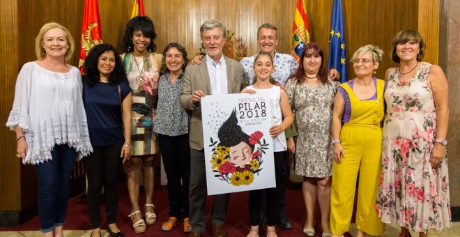 Las siete pregoneras del Pilar 2018, Carolina García, Trinidad García, María Jesús Lázaro, María Jesús Lorente, Ludmila Mercerón, Sagrario Sáiz y Ziara Elhombre, con el alcalde de Zaragoza, Pedro Santisteve; la vicealcaldesa Luisa Broto, y el concejal de