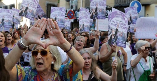 Manifestación de mujeres en Madrid, esta tarde ante el Ministerio de Justicia, en protesta por la puesta en libertad bajo fianza de los cinco miembros de la Manada, condenados a nueve años de prisión por un delito de abuso sexual de una joven madrileña du