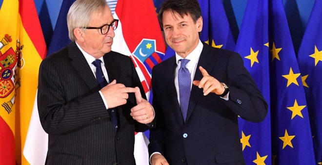 Juncker y Conte, en Bruselas este domingo. Geert Vanden Wijngaert