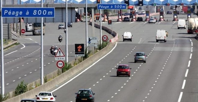 Vehículos se aproximan al peaje de Fresnes lez Montauban en la autopista A1 entre Lille y París. REUTERS/Pascal Rossignol