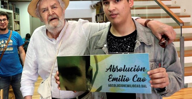El histórico dirigente del nacionalismo gallego Xosé Manuel Beiras, junto con Emilio Cao. - EFE