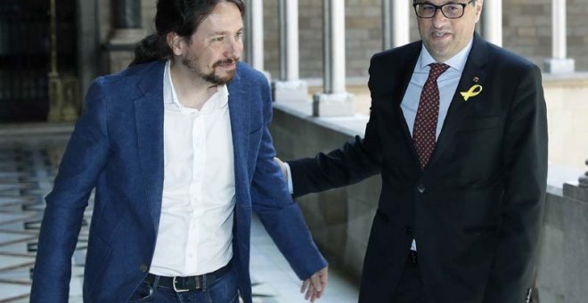 El presidente catalán, Quim Torra, y el secretario general de Podemos, Pablo Iglesias, durante su encuentro en Barcelona. (ANDREU DALMAU | EFE)