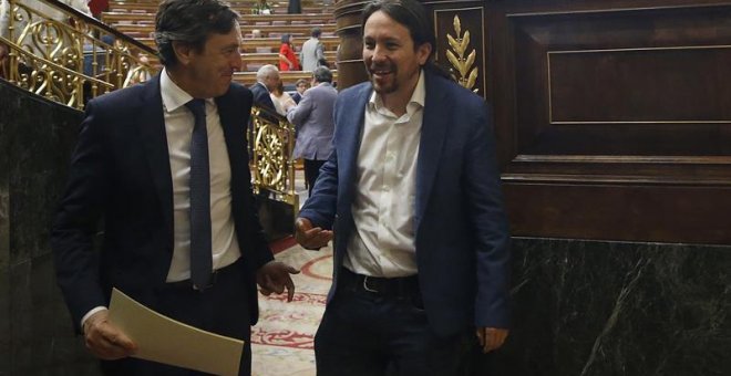 20/06/2018.-El líder de Podemos, Pablo Iglesias (d), conversa con el portavoz del PP, Rafael Hernando, durante la sesión de control al Gobierno, celebrada esta mañana en el Congreso de los Diputados. EFE/Javier Lizón