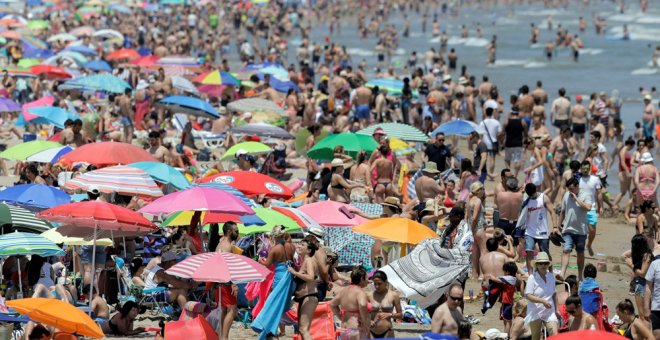 La playa de la Malvarrosa, en Valencia, saturada de bañistas el pasado fin de semana. EFE