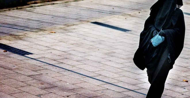 Fotografía de archivo de una mujer con un burka caminando por La Haya. AFP