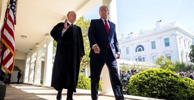 El presidente estadounidense Donald J. Trump conversa con el juez Anthony Kennedy (izda), la voz centrista del Tribunal Supremo de EEUU, en la Casa Blanca de Washington, EE.UU., el 10 de abril del 2017. Kennedy comunicó hoy a Trump que se jubilará el 31 d