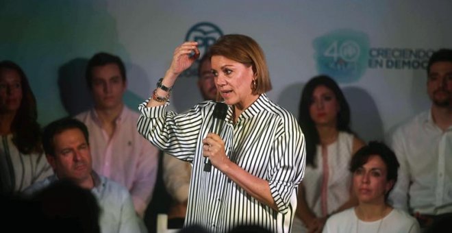 27/06/2018.- La candidata a la presidencia del PP, María Dolores de Cospedal, durante la reunión que mantiene hoy en la Casa del Agua de Córdoba con militantes populares. EFE/Rafa Alcaide