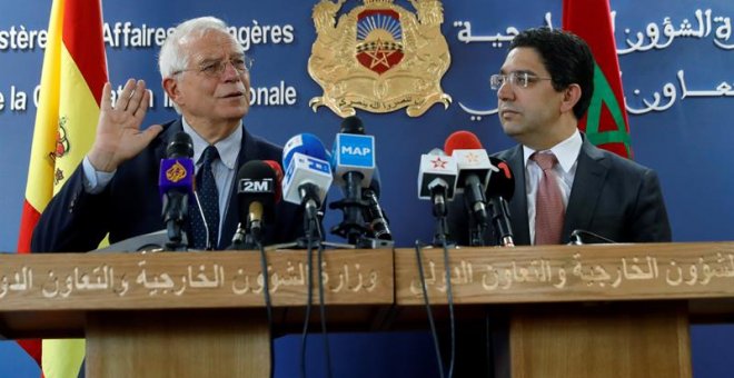 El ministro de Asuntos Exteriores Josep Borrell (i), junto a su homólogo marroquí Nasser Bourita (d), durante la rueda de prensa conjunta que ofrecen tras el encuentro que han mantenido hoy en Rabat.- EFE/JuanJo Martín