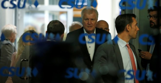 El ministro del Interior alemán y líder de la CSU, Horst Seehofer, durante la reunión de su partido este domingo.- REUTERS