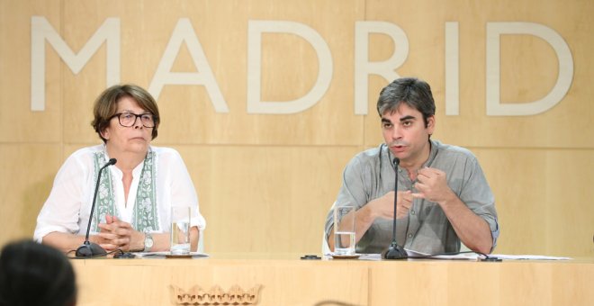 La delegada de Medio Ambiente y Movilidad, Inés Sabanés, y el delegado de Economía y Hacienda, Jorge García Castaño, durante la presentación hoy en Madrid.