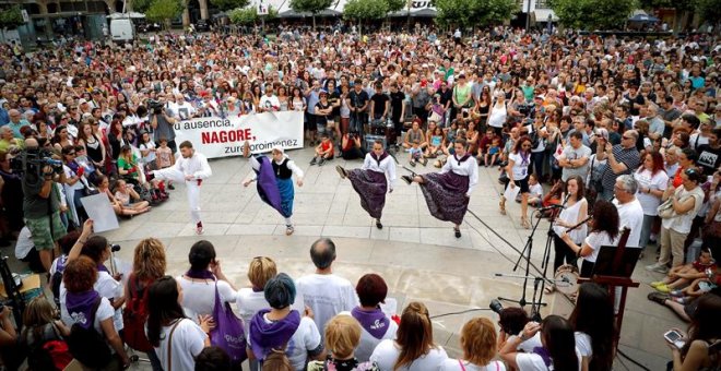 Cientos de personas han homenajeado a Nagore Laffage en la plaza del Castillo de Pamplona en vísperas del décimo aniversario de su crimen. /EFE