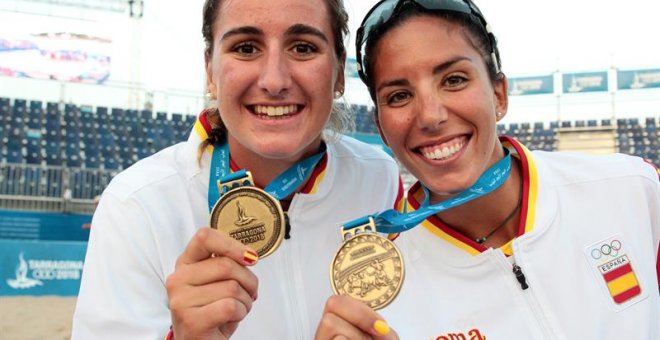 30/06/2018-- Las españolas Belén Corro(i) y Paula Soria (d) muestran su alegría tras ganar la medalla de oro en la final España/ Francia de voley playa celebrada hoy en Tarragona.EFE/Javier Cebollada