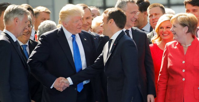 Apretón de manos entre Trump y Macron en la cumbre de la OTAN - JONATHAN ERNST/REUTERS