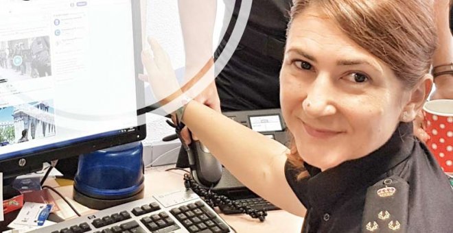 Carolina González, la 'community manager' de la Policía que ha fichado Pedro Sánchez, en la foto que han colgado sus compañeros en la cuenta de Twitter de la Policía. (@Policía | Twitter)