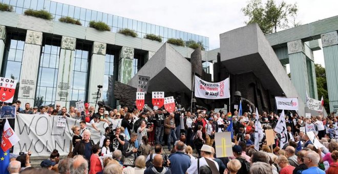 04/07/2018.- Manifestantes se une a la protesta organizada por los opositores de la reforma judicial delante de la sede de la Corte Suprema en Varsovia, Polonia, hoy 4 de julio de 2018. Los manifestantes se oponen a la nueva ley del Gobierno polaco sobre