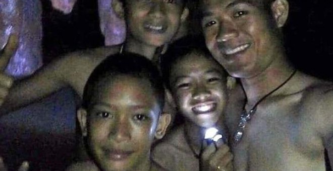 Imagen del entrenador y algunos de los menores encerrados en la cueva que enviaron a sus familias