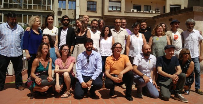 Foto de família de parts dels signants del manifest 'Drets i Llibertats', presentat aquest dimecres 4 de juliol a Barcelona. / Lafede.cat.