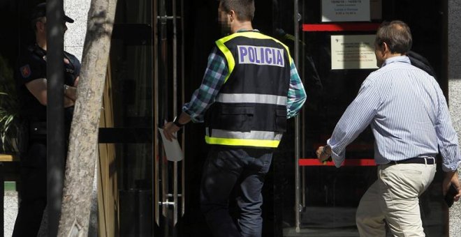 03/07/2018.- Agentes policiales a su llegada hoy al Ayuntamiento madrileño de Torrelodones. Agentes policiales prevén registrar durante la jornada de hoy 22 ayuntamientos de distintos puntos de España y pedir documentación a otros 18, en una operación de