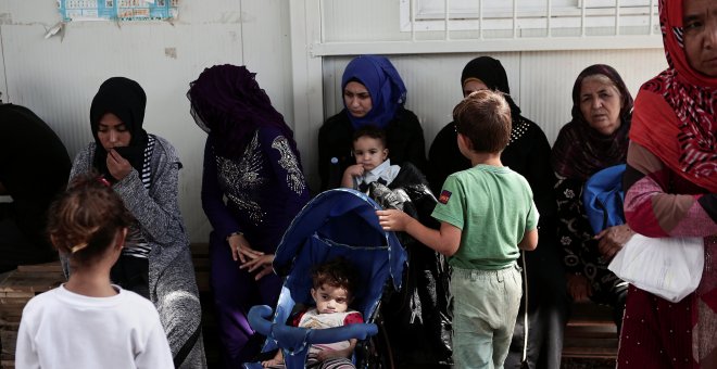 Mujeres refugiadas y niños en el campo de refugiados de Moria, en la isla griega de Lesbos.- REUTERS