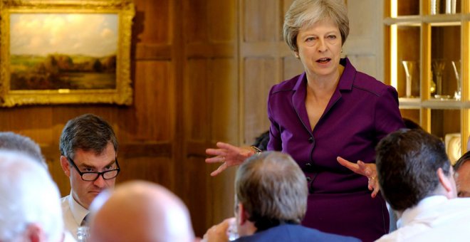 May, durante la reunión con sus ministros este viernes. REUTERS