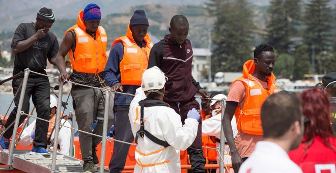 Llegada al puerto de Motril de un grupo de inmigrantes rescatados esta semana en el mar de Alborán. EFE