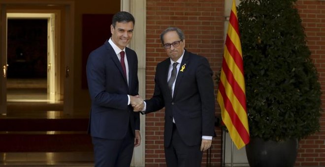 El presidente del Gobierno, Pedro Sánchez (i), y el presidente de la Generalitat, Quim Torra, posan para los medios antes de la reunión que ambos han mantenido hoy en el Palacio de La Moncloa, en Madrid. EFE/Ballesteros