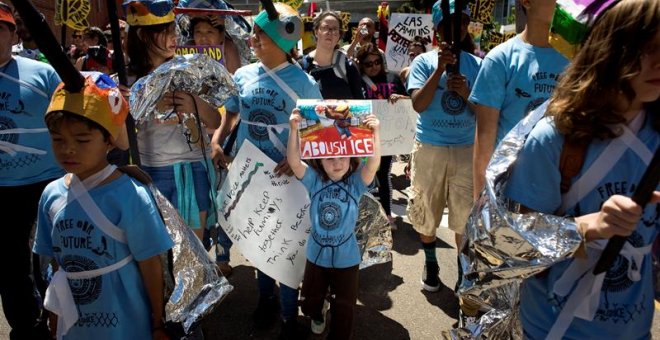 03/07/2018. Niños participan de una marcha durante la movilización nacional contra la política de Tolerancia Cero hacia inmigrantes hoy, martes 2 de julio de 2018, en San Diego, California (EE.UU.). Varios miles de personas marcharon en el palacio de just