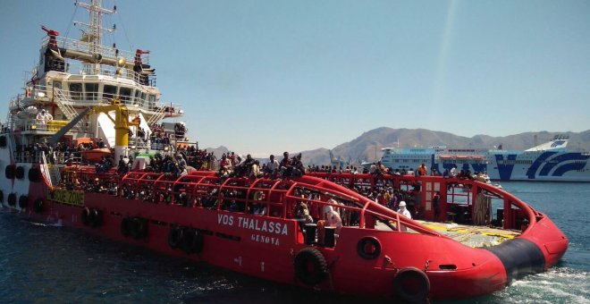 El barco Vos Thalassa, que trabaja para una petrolera, cargado con más de mil personas rescatadas el pasado año en el Mediterráneo.- TEITTER CRUZ ROJA ITALIA