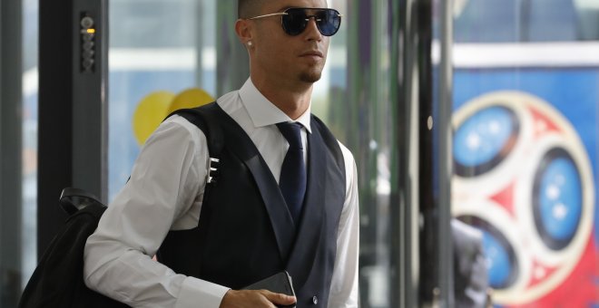 Cristiano Ronaldo en el aeropuerto de Moscú, a punto de regresar a Portugal tras ser eliminado del Mundial. /REUTERS