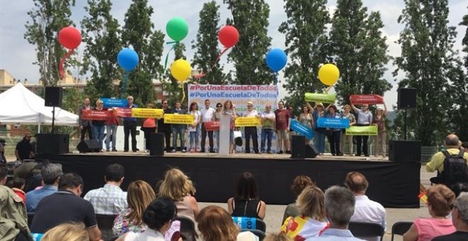 Concentración en el IES El Palau de Sant Andreu de la Barca (Barcelona) "por una escuela para todos". / Europa Pres