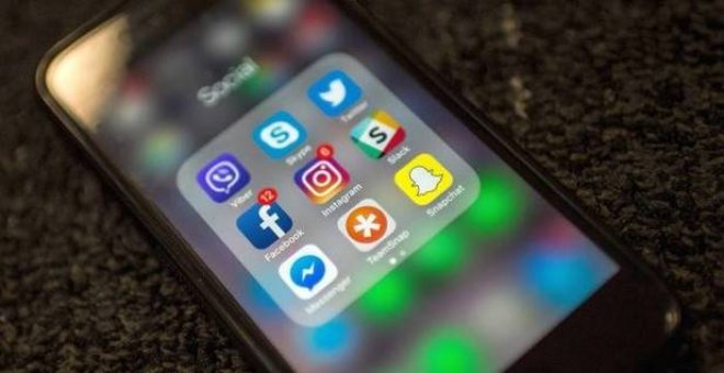 Un teléfono móvil con las aplicaciones de Facebook, Instagram, Slack, Snapchat, Twitter, Skype, Viber ,Teamsnap y Messenger instaladas - EFE