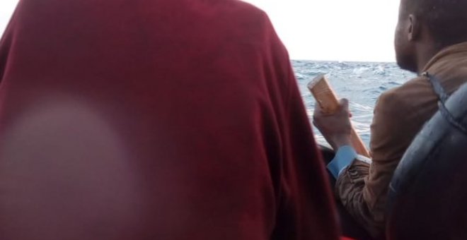 Imagen difundida por la activista Helena Maleno de la embarcación desaparecida con 55 personas a bordo en el Mar de Alborán.