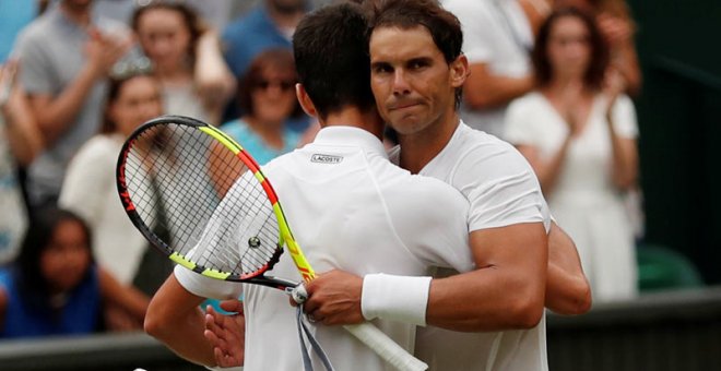 Nadal abraza a Djokovic a la conclusión del partido. (ANDREW BOYERS | EFE)