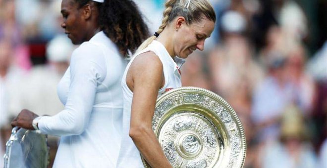 Kerber y Williams con sus respectivos trofeos. (EFE)