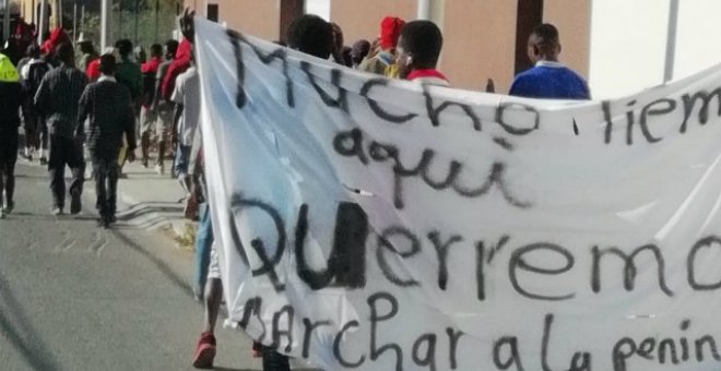 Cientos de personas de origen subsahariano marchan por las calles de Ceuta para exigir que se reanuden los traslados a la Península.