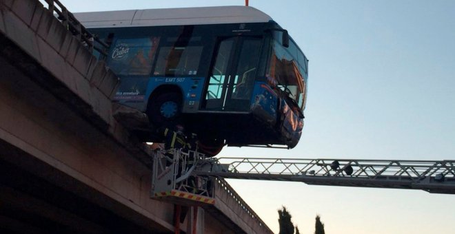 Un autobús de la EMT que prestaba servicio como lanzadera entre el festival Mad Cool y plaza de Castilla sufre un accidente quedando suspendido en un puente de la M-11.- EFE