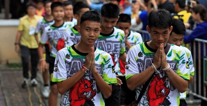 Los 12 niños de Tailandia y su entrenador, tras salir del hospital. REUTERS/Soe Zeya Tun