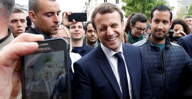 Fotografía de archivo que muestra al presidente francés, Emmanuel Macron, junto a su colaborador Alexandre Benalla. - EFE