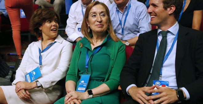 20/07/2018.- Los candidatos a presidir el Partido Popular Soraya Sáez de Santamaría (i), Pablo Casado, acompañados de la presidenta del Congreso de los Diputados Ana Pastor, durante el incio de la celebración del Congreso Nacional del Partido Popular, que