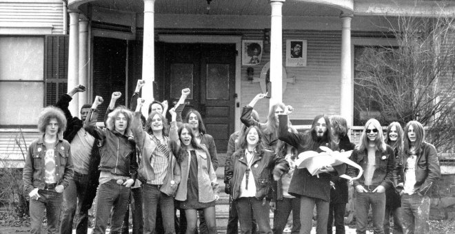 Un grupo de hippies posan junto a la sede del White Panther Party en Ann Arbor, Michigan.- WYSTAN / FLICKR