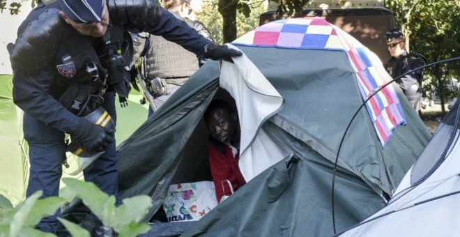 Un agente de policía durante el desalojo de cientos de personas migrantes acampadas en la ciudad de Nantes.- AFP/ SALON GOMIS