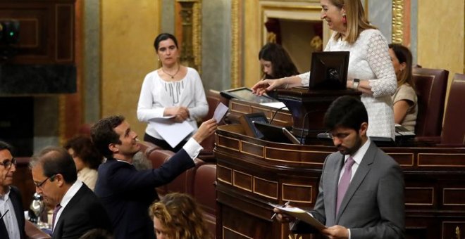 El presidente del Partido Popular Pablo Casado, votando, durante el pleno extraordinario para someter a votación la designación de la periodista Rosa María Mateo como administradora única provisional de RTVE, esta mañana en el Congreso de los Diputados. E