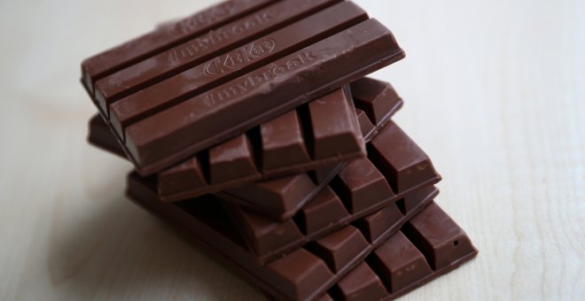 Chocolatinas Kit Kat, de Nestlé, con sus características cuatro barras tridimensionales. / HANNAH MCKAY (REUTERS)