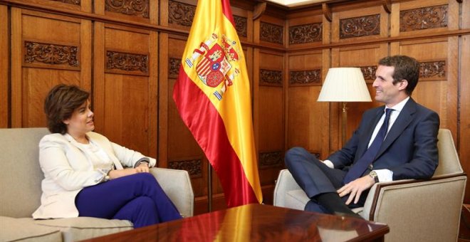 25/07/2018.- El presidente del Partido Popular Pablo Casado, y la exvicepresidenta del gobierno Soraya Sáez de Santamaría, durante el encuentro mantenido esta mañana en el Congreso de los Diputados.-EFE/Diego Crespo/Partido Popular