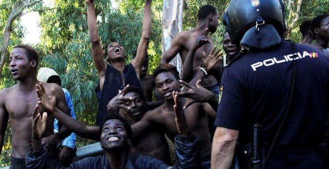 Unos 700 inmigrantes subsaharianos lograron acceder a la ciudad española de Ceuta tras un salto masivo a la valla fronteriza que separa la ciudad de Marruecos/EFE