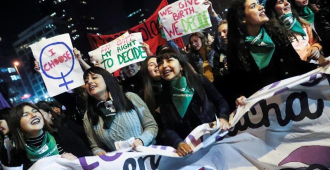 Miles chilenos marchan en Santiago a favor de aborto libre, seguro y gratuito/EFE