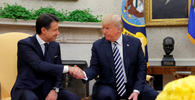 Donald Trump saluda a Giuseppe Conte en el Despacho Oval. /REUTERS