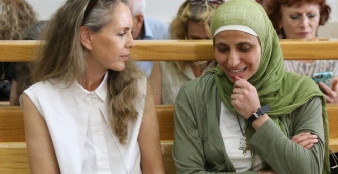 Dareen Tatour junto a su abogada Gaby Lansky / Reuters