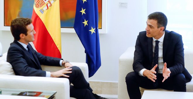 El presidente del Gobierno, Pedro Sánchez, durante el encuentro de esta tarde al nuevo líder del PP, Pablo Casado
